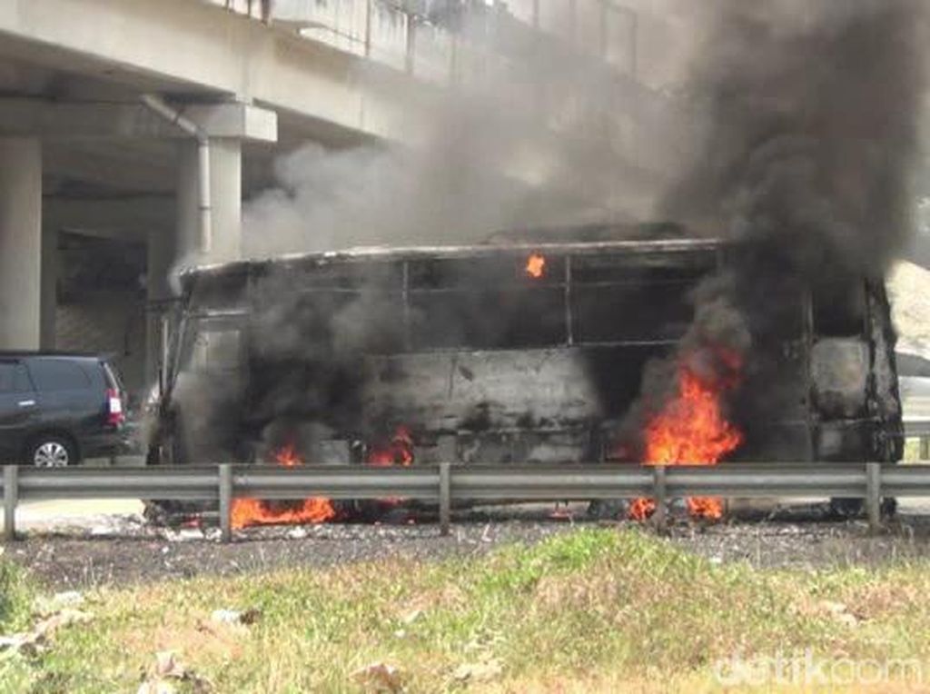 Bus Terbakar di Tol Cipali, 10 Penumpang Dievakuasi Bus Terbakar di Tol Cipali, 10 Penumpang Dievakuasi