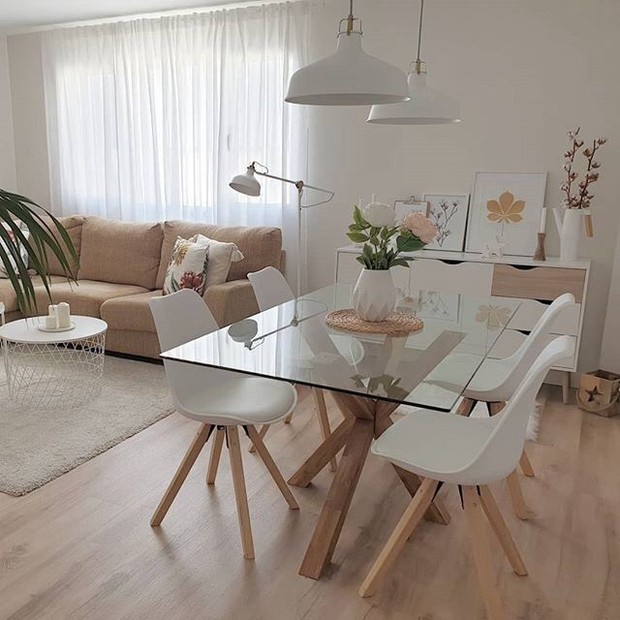 Kamu bisa contek dari inspirasi rumah-rumah Skandinavia, dimana rumah tersebut memanfaatkan warna cat yang terang dan netral.