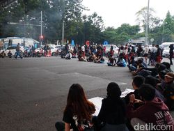 Dari Dewan Bergerak ke Cikapayang Dago, Massa Aksi Blokade Jalan