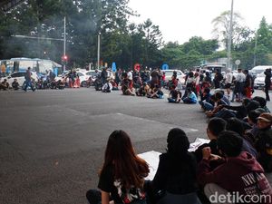 Dari Dewan Bergerak ke Cikapayang Dago, Massa Aksi Blokade Jalan