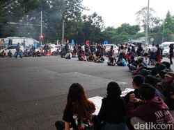 Dari Dewan Bergerak ke Cikapayang Dago, Massa Aksi Blokade Jalan
