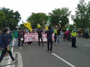 Mahasiswa Demo Tolak UU Cipta Kerja di Jl Pemuda Jaktim, Lalin Macet