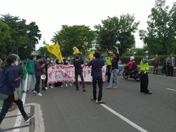 Mahasiswa Demo Tolak UU Cipta Kerja di Jl Pemuda Jaktim, Lalin Macet