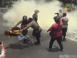 Demo Omnibus Law di Jombang Diwarnai Bakar Ban, Satu Mahasiswa Ditangkap