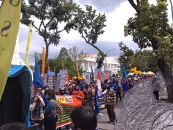 Minta Omnibus Law Dicabut, Massa Buruh Demo di Depan Kantor Gubsu