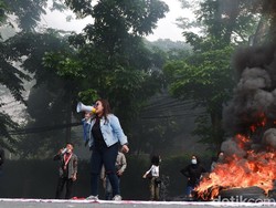 Mahasiswa Demo Omnibus Law di Bandung Bakar Ban dan Pembatas Jalan