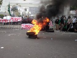 Sambil Bakar Ban, Mahasiswa Ngaku Siap Ikut Kaji UU Ciptaker Bareng Gubsu