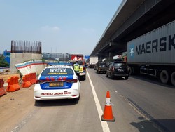 Kecelakaan Beruntun 2 Truk di Km 19 Tol Tambun, Sopir Luka-luka