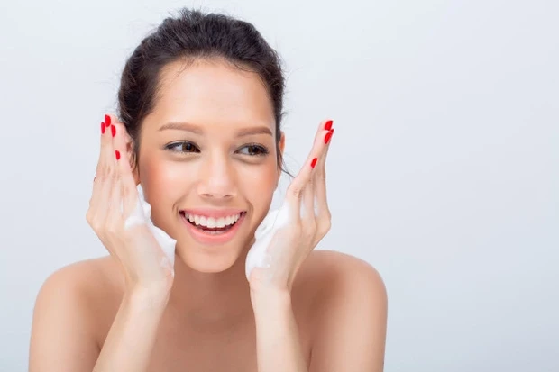Mencuci muka menggunakan facial wash mampu mengembalikan kesegaran dan kecerahan alami kulit wajah