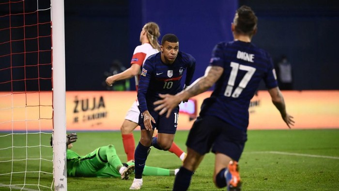 Frances forward Kylian Mbappe (C) celebrates after scoring a goal during the UEFA Nations League Group A3 football match between Croatia and France at the Maksimir Stadium in Zagreb on October 14, 2020. (Photo by FRANCK FIFE / AFP)