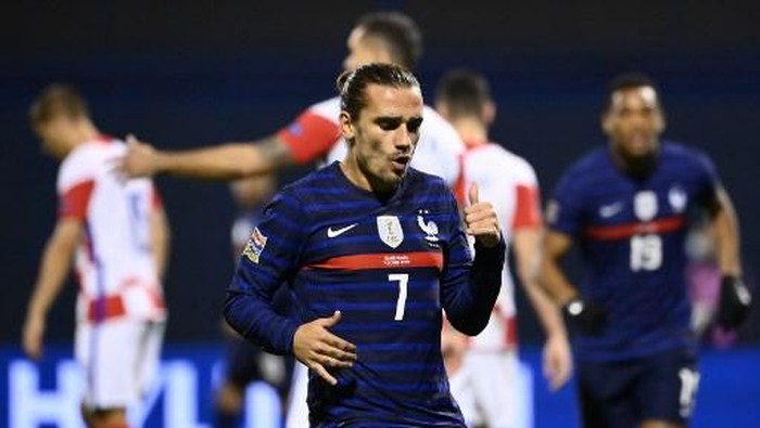 Frances forward Antoine Griezmann celebrates after scoring the opening goal  during the UEFA Nations League Group A3 football match between Croatia and France at the Maksimir Stadium in Zagreb on October 14, 2020. (Photo by FRANCK FIFE / AFP)