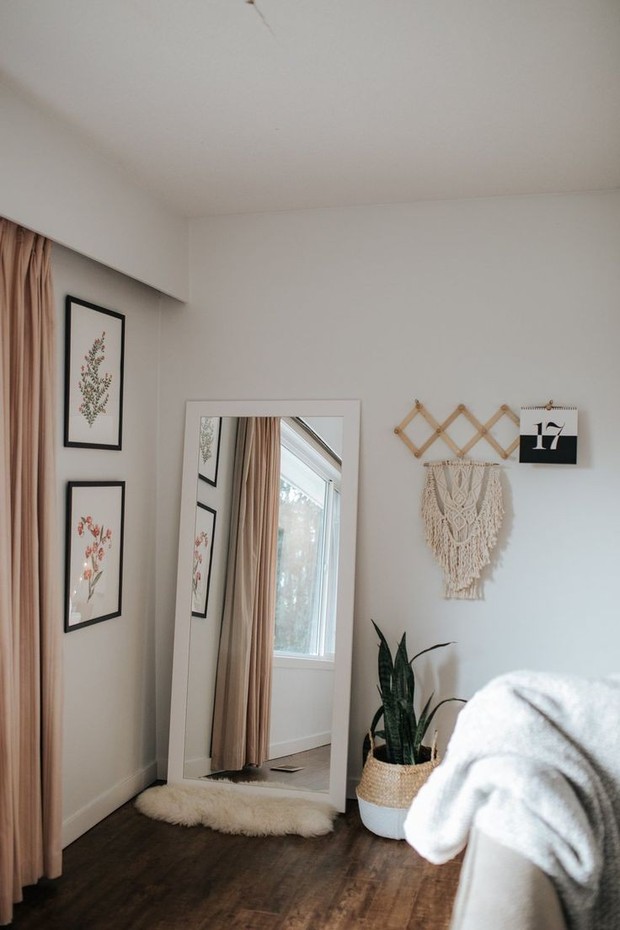 Kalau kamu sudah memiliki cermin, bisa gantungkan atau posisikan sejajar atau diseberang jendela ruangan kamu.