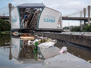 Potret Interceptors, Kapal Pemungut Sampah di Sungai Jakarta