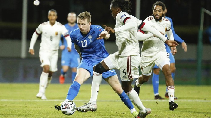 Icelands Jon Dadi Bodvarsson, left, challenges Belgiums Dedryck Boyata, right, during the UEFA Nations League soccer match between Iceland and Belgium at the Laugardalsvollur stadium in Reykjavik, Iceland, Wednesday, Oct. 14, 2020. (AP Photo/Brynjar Gunnarsson)