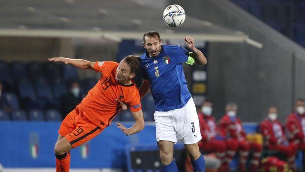 Italia 1-1 Belanda Netherlands' Luuk De Jong, left, and Italy's Giorgio Chiellini battle for the ball during the UEFA Nations League soccer match between Italy and the Netherlands at Azzurri d'Italia stadium in Bergamo, Italy, Wednesday, Oct. 14, 2020. (AP Photo/Antonio Calanni)