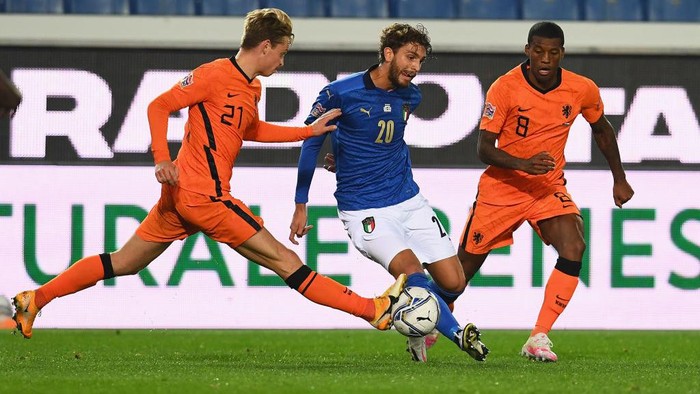 BERGAMO, ITALY - OCTOBER 14:  Manuel Locatelli of Italy in action during the UEFA Nations League group stage match between Italy and Netherlands at Stadio Atleti Azzurri dItalia on October 14, 2020 in Bergamo, Italy.  (Photo by Claudio Villa/Getty Images)