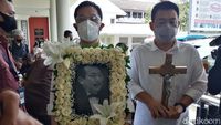 Jenazah Robby Sumampow Diberangkatkan ke Pemakaman