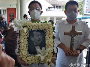 Jenazah Robby Sumampow Diberangkatkan ke Pemakaman Jenazah Robby Sumampow Diberangkatkan ke Pemakaman