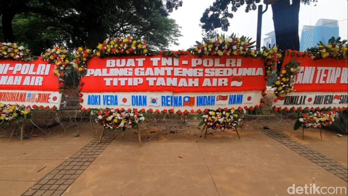 Karangan bunga untuk TNI-Polri di sekitar patung kuda, Jakarta. Karangan bunga untuk TNI-Polri di sekitar patung kuda, Jakarta.