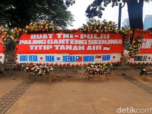 Ada Karangan Bunga Titip Tanah Air untuk TNI-Polri di Sekitar Patung Kuda Ada Karangan Bunga Titip Tanah Air untuk TNI-Polri di Sekitar Patung Kuda