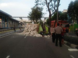 Truk Muatan Hebel Tabrak Pohon di Kemayoran Jakpus, Sopir Terluka