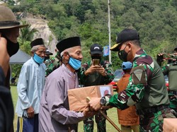 Kopassus Bagikan 120 Paket Sembako untuk Warga Terdampak COVID di Purwakarta
