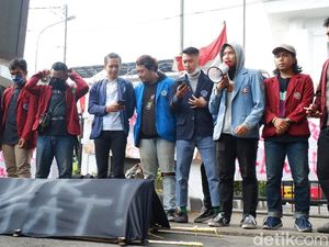 Tolak Omnibus Law, Mahasiswa Bawa Keranda Hitam ke Gedung DPRD Jabar