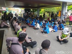 Kala Polisi Pengaman Demo UU Cipta Kerja Terpapar Corona