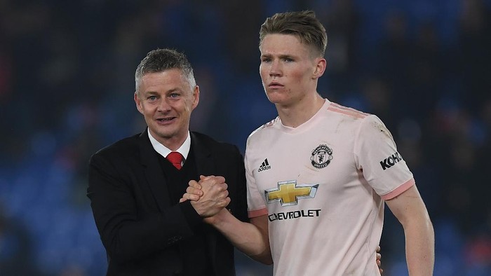 LONDON, ENGLAND - FEBRUARY 27: Manchester United manager Ole Gunnar Solskjaer celebrates with Scott McTominay of Manchester United at the end of the Premier League match between Crystal Palace and Manchester United at Selhurst Park on February 27, 2019 in London, United Kingdom. (Photo by Mike Hewitt/Getty Images)