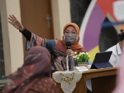 Menaker Ngobrol UU Cipta Kerja Bareng Buruh Perempuan di Kantor