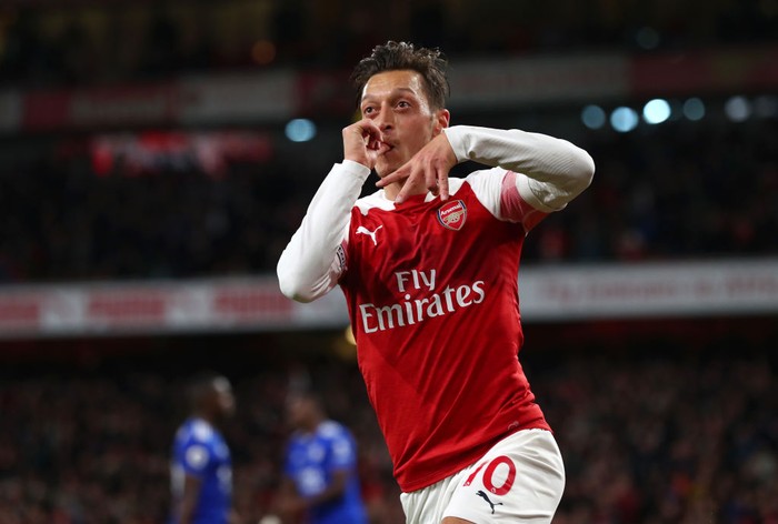 LONDON, ENGLAND - OCTOBER 22:  Mesut Ozil of Arsenal celebrates after he scores his sides first goal during the Premier League match between Arsenal FC and Leicester City at Emirates Stadium on October 22, 2018 in London, United Kingdom.  (Photo by Clive Rose/Getty Images)