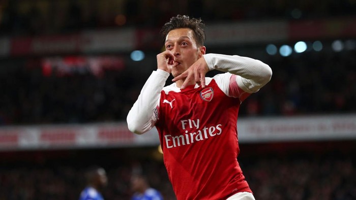 LONDON, ENGLAND - OCTOBER 22:  Mesut Ozil of Arsenal celebrates after he scores his sides first goal during the Premier League match between Arsenal FC and Leicester City at Emirates Stadium on October 22, 2018 in London, United Kingdom.  (Photo by Clive Rose/Getty Images)