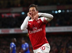 Oezil Enggak Disukai Para Pemain Arsenal?