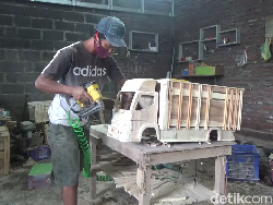 Di Tangan Warga Lumajang, Limbah Mebel Diubah Jadi Miniatur Truk Bernilai Jutaan