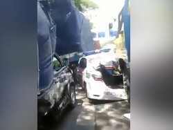 Mobil PJR Ringsek Terjepit di Antara 2 Truk, Begini Penjelasannya