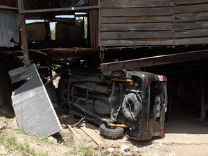 Gegara Ngantuk, Sopir di Polman Sulbar Seruduk Warung Bakso