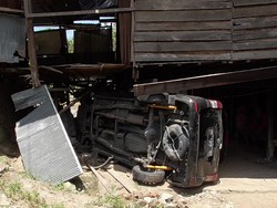 Gegara Ngantuk, Sopir di Polman Sulbar Seruduk Warung Bakso