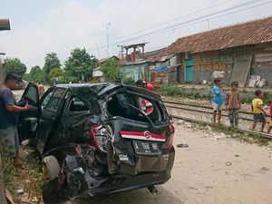 Mobil Ringsek Tertabrak Kereta di Cilegon, Sopir Selamat
