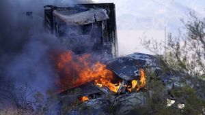 Momen Tabrakan Beruntun yang Hanguskan Mobil di Arizona