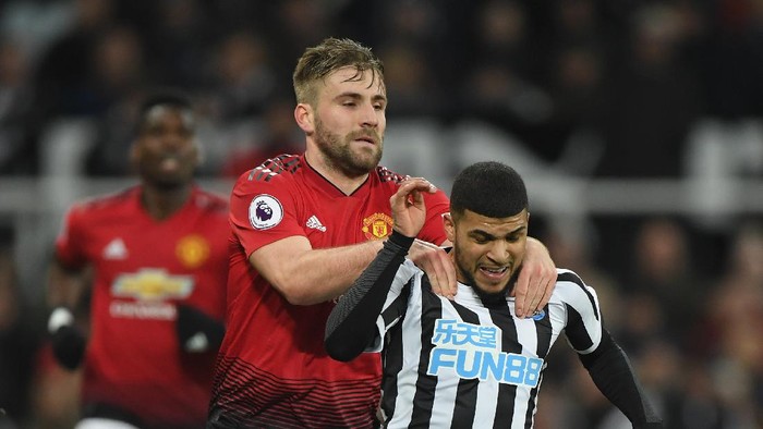 NEWCASTLE UPON TYNE, ENGLAND - JANUARY 02:  Manchester United defender Luke Shaw cynically fouls Newcastle player DeAndre Yedlin during the Premier League match between Newcastle United and Manchester United at St. James Park on January 2, 2019 in Newcastle upon Tyne, United Kingdom.  (Photo by Stu Forster/Getty Images)