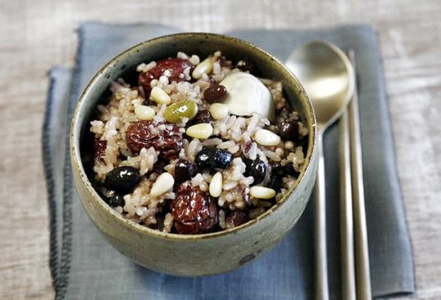 Saat sakit beberapa orang Korea biasanya menginginkan makanan yang lebih ringan dan mereka akan menyantap semangkuk ogok-bap.