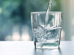 8 Tanda Tubuh Jika Kamu Terlalu Banyak Minum Air