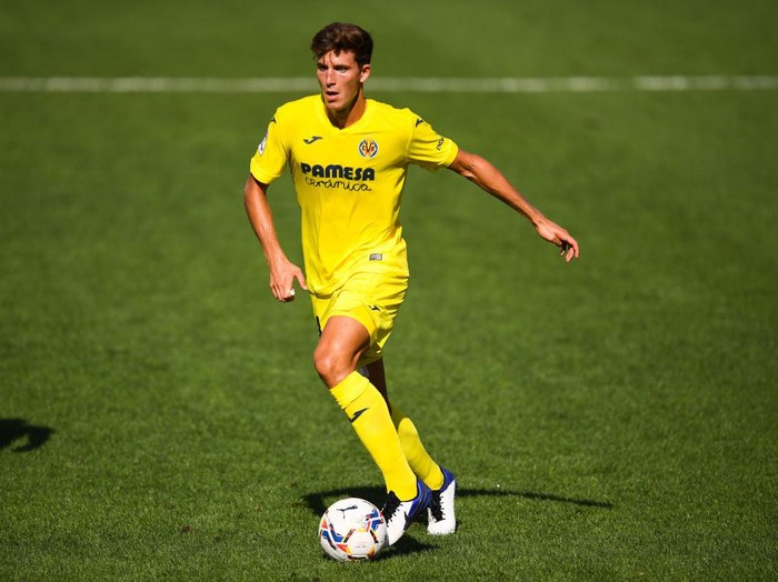 VILLAREAL, SPAIN - SEPTEMBER 19: Pau Torres of Villarreal CF runs with the ball during the La Liga Santander match between Villarreal CF and SD Eibar at Estadio de la Ceramica on September 19, 2020 in Villareal, Spain. (Photo by David Ramos/Getty Images)