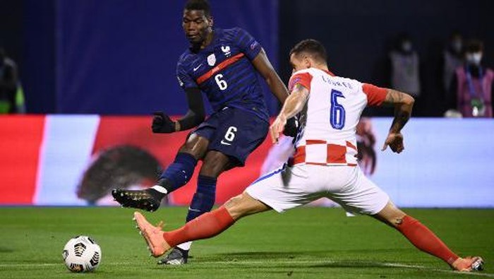 Frances midfielder Paul Pogba (O) vies for the ball with Croatias defender Dejan Lovren  during the UEFA Nations League Group A3 football match between Croatia and France at the Maksimir Stadium in Zagreb on October 14, 2020. (Photo by FRANCK FIFE / AFP)