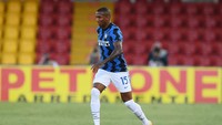 Di posisi sayap, ada Ashley Young yang dibeli musim lalu dari Manchester United. Pemain asal Inggris ini berusia 35 tahun (Getty Images/Emilio Andreoli)