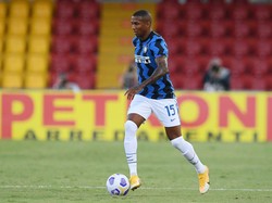 Di posisi sayap, ada Ashley Young yang dibeli musim lalu dari Manchester United. Pemain asal Inggris ini berusia 35 tahun (Getty Images/Emilio Andreoli)