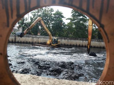 Pengerukan Lumpur Gencar Dilakukan Sambut Musim Penghujan