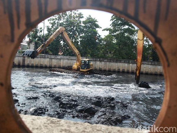 Pengerukan Lumpur Gencar Dilakukan Sambut Musim Penghujan
