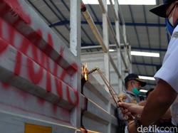 Puluhan Truk di Karawang Dipotong Gegara Kelebihan Ukuran