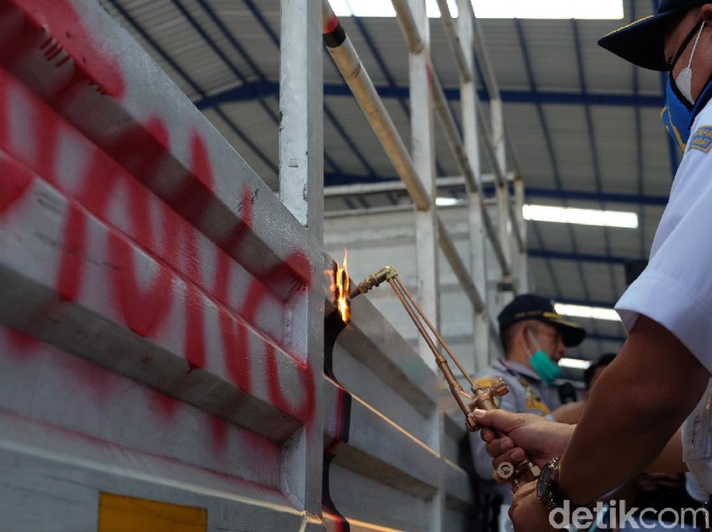 Puluhan Truk di Karawang Dipotong Gegara Kelebihan Ukuran Puluhan Truk di Karawang Dipotong Gegara Kelebihan Ukuran